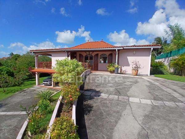 Villa d exception - Surface habitable : 113 m² - Emprise au sol : 199 m² - Terrain : 1000 m² - Vue mer & Piscine