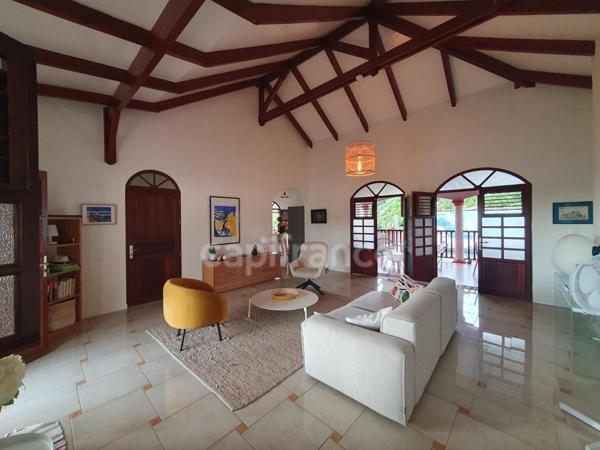 Villa d exception - Surface habitable : 113 m² - Emprise au sol : 199 m² - Terrain : 1000 m² - Vue mer & Piscine