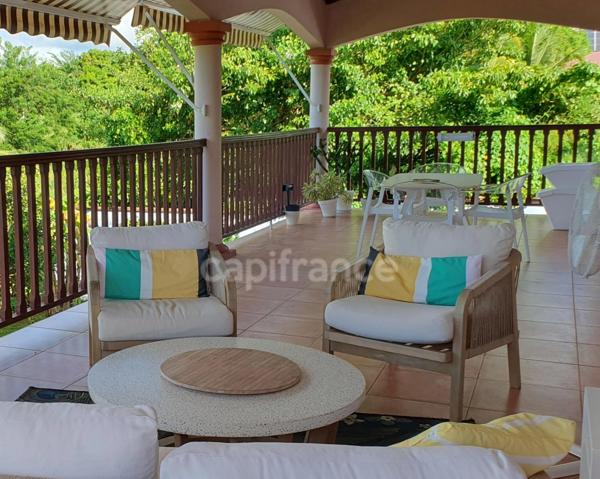 Villa d exception - Surface habitable : 113 m² - Emprise au sol : 199 m² - Terrain : 1000 m² - Vue mer & Piscine