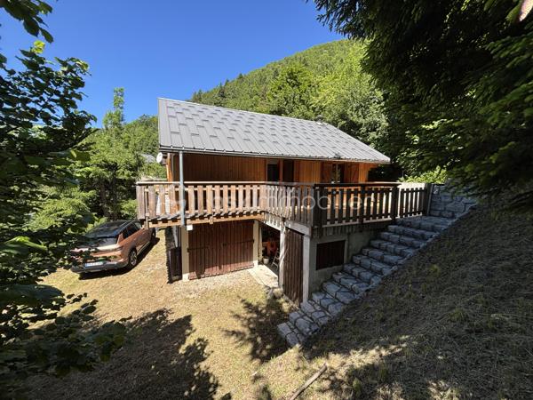 Amoureux de la nature et de l’authenticité, ce chalet est fait pour vous !

À Aillon-le-Jeune, niché dans un véritable écrin de verdure, venez découvrir ce charmant chalet offrant 78 m² habitables, soit 70,22 m² Loi Carrez, implanté sur une magnifique parcelle arborée de 1 018 m², avec une vue imprenable sur les montagnes.

Orienté plein sud, ce chalet bénéficie d’un environnement privilégié, au calme et à deux pas du cœur du village. 
Un véritable cocon où l’on profite pleinement de la nature et des paysages environnants.

Un chalet chaleureux et fonctionnel qui se compose :

Au sous-sol :
Un grand sas d’entrée de 14,74 m²
Deux belles chambres
Une première salle d’eau avec WC

À l’étage :
Une charmante pièce de vie de 25,68 m², composée d’une cuisine équipée ouverte sur le séjour, un coin salon. 
Le tout donne sur un balcon de 10,89 m² exposé sud, offrant une belle vue sur les montagnes et une jolie terrasse de 21,29 m² exposée est, idéale pour profiter des extérieurs à différents moments de la journée.
Une jolie 3ème chambre
Une deuxième salle d’eau avec WC
La pièce de vie est complétée par une mezzanine de 6,47 m² au sol, offrant un espace supplémentaire pouvant être aménagé selon vos envies.

Le chalet dispose également d’un garage de 12,68 m².

Confort et équipements
Chauffage électrique
En complément : poêle à bois dans la pièce de vie
Double vitrage sur l’ensemble du chalet
Parcelle arborée de 1 018 m²
Orientation sud
Balcon et terrasse
Vue dégagée et imprenable sur les montagnes

Un véritable cocon au cœur de la nature

Avec son environnement verdoyant, son terrain arboré, ses espaces extérieurs, son ambiance chaleureuse et sa magnifique vue sur les montagnes, ce chalet offre un cadre de vie particulièrement agréable.
Et pourtant, vous restez à proximité des principaux pôles urbains :

📍 30 minutes de Chambéry
📍 35 minutes d’Aix-les-Bains
📍 40 minutes d’Annecy