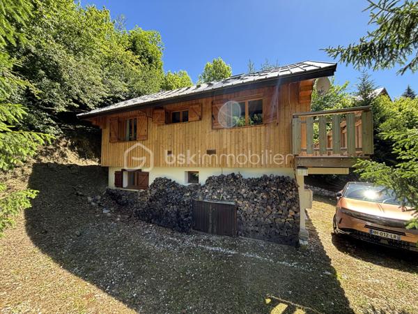 Amoureux de la nature et de l’authenticité, ce chalet est fait pour vous !

À Aillon-le-Jeune, niché dans un véritable écrin de verdure, venez découvrir ce charmant chalet offrant 78 m² habitables, soit 70,22 m² Loi Carrez, implanté sur une magnifique parcelle arborée de 1 018 m², avec une vue imprenable sur les montagnes.

Orienté plein sud, ce chalet bénéficie d’un environnement privilégié, au calme et à deux pas du cœur du village. 
Un véritable cocon où l’on profite pleinement de la nature et des paysages environnants.

Un chalet chaleureux et fonctionnel qui se compose :

Au sous-sol :
Un grand sas d’entrée de 14,74 m²
Deux belles chambres
Une première salle d’eau avec WC

À l’étage :
Une charmante pièce de vie de 25,68 m², composée d’une cuisine équipée ouverte sur le séjour, un coin salon. 
Le tout donne sur un balcon de 10,89 m² exposé sud, offrant une belle vue sur les montagnes et une jolie terrasse de 21,29 m² exposée est, idéale pour profiter des extérieurs à différents moments de la journée.
Une jolie 3ème chambre
Une deuxième salle d’eau avec WC
La pièce de vie est complétée par une mezzanine de 6,47 m² au sol, offrant un espace supplémentaire pouvant être aménagé selon vos envies.

Le chalet dispose également d’un garage de 12,68 m².

Confort et équipements
Chauffage électrique
En complément : poêle à bois dans la pièce de vie
Double vitrage sur l’ensemble du chalet
Parcelle arborée de 1 018 m²
Orientation sud
Balcon et terrasse
Vue dégagée et imprenable sur les montagnes

Un véritable cocon au cœur de la nature

Avec son environnement verdoyant, son terrain arboré, ses espaces extérieurs, son ambiance chaleureuse et sa magnifique vue sur les montagnes, ce chalet offre un cadre de vie particulièrement agréable.
Et pourtant, vous restez à proximité des principaux pôles urbains :

📍 30 minutes de Chambéry
📍 35 minutes d’Aix-les-Bains
📍 40 minutes d’Annecy