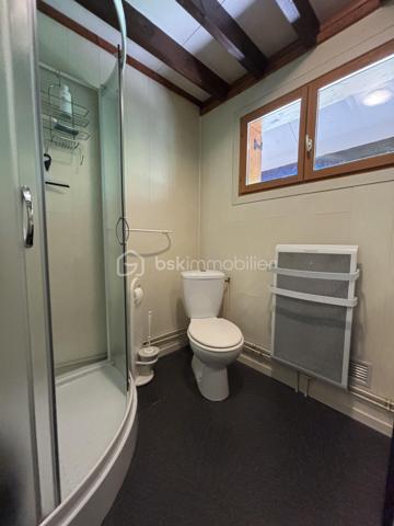 Amoureux de la nature et de l’authenticité, ce chalet est fait pour vous !

À Aillon-le-Jeune, niché dans un véritable écrin de verdure, venez découvrir ce charmant chalet offrant 78 m² habitables, soit 70,22 m² Loi Carrez, implanté sur une magnifique parcelle arborée de 1 018 m², avec une vue imprenable sur les montagnes.

Orienté plein sud, ce chalet bénéficie d’un environnement privilégié, au calme et à deux pas du cœur du village. 
Un véritable cocon où l’on profite pleinement de la nature et des paysages environnants.

Un chalet chaleureux et fonctionnel qui se compose :

Au sous-sol :
Un grand sas d’entrée de 14,74 m²
Deux belles chambres
Une première salle d’eau avec WC

À l’étage :
Une charmante pièce de vie de 25,68 m², composée d’une cuisine équipée ouverte sur le séjour, un coin salon. 
Le tout donne sur un balcon de 10,89 m² exposé sud, offrant une belle vue sur les montagnes et une jolie terrasse de 21,29 m² exposée est, idéale pour profiter des extérieurs à différents moments de la journée.
Une jolie 3ème chambre
Une deuxième salle d’eau avec WC
La pièce de vie est complétée par une mezzanine de 6,47 m² au sol, offrant un espace supplémentaire pouvant être aménagé selon vos envies.

Le chalet dispose également d’un garage de 12,68 m².

Confort et équipements
Chauffage électrique
En complément : poêle à bois dans la pièce de vie
Double vitrage sur l’ensemble du chalet
Parcelle arborée de 1 018 m²
Orientation sud
Balcon et terrasse
Vue dégagée et imprenable sur les montagnes

Un véritable cocon au cœur de la nature

Avec son environnement verdoyant, son terrain arboré, ses espaces extérieurs, son ambiance chaleureuse et sa magnifique vue sur les montagnes, ce chalet offre un cadre de vie particulièrement agréable.
Et pourtant, vous restez à proximité des principaux pôles urbains :

📍 30 minutes de Chambéry
📍 35 minutes d’Aix-les-Bains
📍 40 minutes d’Annecy