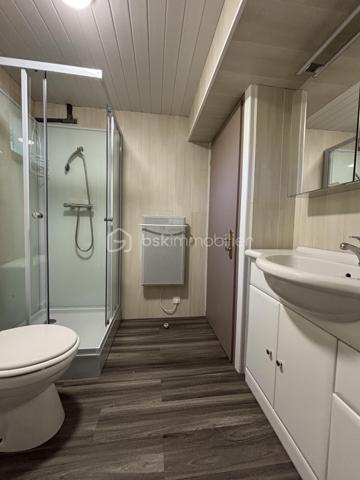 Amoureux de la nature et de l’authenticité, ce chalet est fait pour vous !

À Aillon-le-Jeune, niché dans un véritable écrin de verdure, venez découvrir ce charmant chalet offrant 78 m² habitables, soit 70,22 m² Loi Carrez, implanté sur une magnifique parcelle arborée de 1 018 m², avec une vue imprenable sur les montagnes.

Orienté plein sud, ce chalet bénéficie d’un environnement privilégié, au calme et à deux pas du cœur du village. 
Un véritable cocon où l’on profite pleinement de la nature et des paysages environnants.

Un chalet chaleureux et fonctionnel qui se compose :

Au sous-sol :
Un grand sas d’entrée de 14,74 m²
Deux belles chambres
Une première salle d’eau avec WC

À l’étage :
Une charmante pièce de vie de 25,68 m², composée d’une cuisine équipée ouverte sur le séjour, un coin salon. 
Le tout donne sur un balcon de 10,89 m² exposé sud, offrant une belle vue sur les montagnes et une jolie terrasse de 21,29 m² exposée est, idéale pour profiter des extérieurs à différents moments de la journée.
Une jolie 3ème chambre
Une deuxième salle d’eau avec WC
La pièce de vie est complétée par une mezzanine de 6,47 m² au sol, offrant un espace supplémentaire pouvant être aménagé selon vos envies.

Le chalet dispose également d’un garage de 12,68 m².

Confort et équipements
Chauffage électrique
En complément : poêle à bois dans la pièce de vie
Double vitrage sur l’ensemble du chalet
Parcelle arborée de 1 018 m²
Orientation sud
Balcon et terrasse
Vue dégagée et imprenable sur les montagnes

Un véritable cocon au cœur de la nature

Avec son environnement verdoyant, son terrain arboré, ses espaces extérieurs, son ambiance chaleureuse et sa magnifique vue sur les montagnes, ce chalet offre un cadre de vie particulièrement agréable.
Et pourtant, vous restez à proximité des principaux pôles urbains :

📍 30 minutes de Chambéry
📍 35 minutes d’Aix-les-Bains
📍 40 minutes d’Annecy