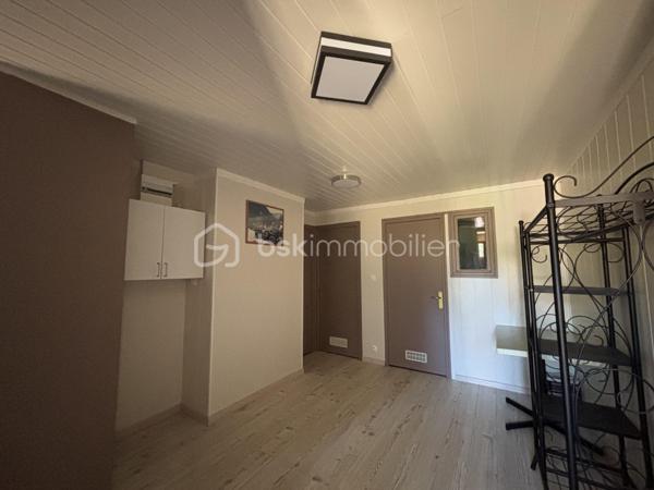 Amoureux de la nature et de l’authenticité, ce chalet est fait pour vous !

À Aillon-le-Jeune, niché dans un véritable écrin de verdure, venez découvrir ce charmant chalet offrant 78 m² habitables, soit 70,22 m² Loi Carrez, implanté sur une magnifique parcelle arborée de 1 018 m², avec une vue imprenable sur les montagnes.

Orienté plein sud, ce chalet bénéficie d’un environnement privilégié, au calme et à deux pas du cœur du village. 
Un véritable cocon où l’on profite pleinement de la nature et des paysages environnants.

Un chalet chaleureux et fonctionnel qui se compose :

Au sous-sol :
Un grand sas d’entrée de 14,74 m²
Deux belles chambres
Une première salle d’eau avec WC

À l’étage :
Une charmante pièce de vie de 25,68 m², composée d’une cuisine équipée ouverte sur le séjour, un coin salon. 
Le tout donne sur un balcon de 10,89 m² exposé sud, offrant une belle vue sur les montagnes et une jolie terrasse de 21,29 m² exposée est, idéale pour profiter des extérieurs à différents moments de la journée.
Une jolie 3ème chambre
Une deuxième salle d’eau avec WC
La pièce de vie est complétée par une mezzanine de 6,47 m² au sol, offrant un espace supplémentaire pouvant être aménagé selon vos envies.

Le chalet dispose également d’un garage de 12,68 m².

Confort et équipements
Chauffage électrique
En complément : poêle à bois dans la pièce de vie
Double vitrage sur l’ensemble du chalet
Parcelle arborée de 1 018 m²
Orientation sud
Balcon et terrasse
Vue dégagée et imprenable sur les montagnes

Un véritable cocon au cœur de la nature

Avec son environnement verdoyant, son terrain arboré, ses espaces extérieurs, son ambiance chaleureuse et sa magnifique vue sur les montagnes, ce chalet offre un cadre de vie particulièrement agréable.
Et pourtant, vous restez à proximité des principaux pôles urbains :

📍 30 minutes de Chambéry
📍 35 minutes d’Aix-les-Bains
📍 40 minutes d’Annecy