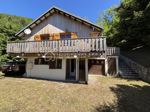 Amoureux de la nature et de l’authenticité, ce chalet est fait pour vous !

À Aillon-le-Jeune, niché dans un véritable écrin de verdure, venez découvrir ce charmant chalet offrant 78 m² habitables, soit 70,22 m² Loi Carrez, implanté sur une magnifique parcelle arborée de 1 018 m², avec une vue imprenable sur les montagnes.

Orienté plein sud, ce chalet bénéficie d’un environnement privilégié, au calme et à deux pas du cœur du village. 
Un véritable cocon où l’on profite pleinement de la nature et des paysages environnants.

Un chalet chaleureux et fonctionnel qui se compose :

Au sous-sol :
Un grand sas d’entrée de 14,74 m²
Deux belles chambres
Une première salle d’eau avec WC

À l’étage :
Une charmante pièce de vie de 25,68 m², composée d’une cuisine équipée ouverte sur le séjour, un coin salon. 
Le tout donne sur un balcon de 10,89 m² exposé sud, offrant une belle vue sur les montagnes et une jolie terrasse de 21,29 m² exposée est, idéale pour profiter des extérieurs à différents moments de la journée.
Une jolie 3ème chambre
Une deuxième salle d’eau avec WC
La pièce de vie est complétée par une mezzanine de 6,47 m² au sol, offrant un espace supplémentaire pouvant être aménagé selon vos envies.

Le chalet dispose également d’un garage de 12,68 m².

Confort et équipements
Chauffage électrique
En complément : poêle à bois dans la pièce de vie
Double vitrage sur l’ensemble du chalet
Parcelle arborée de 1 018 m²
Orientation sud
Balcon et terrasse
Vue dégagée et imprenable sur les montagnes

Un véritable cocon au cœur de la nature

Avec son environnement verdoyant, son terrain arboré, ses espaces extérieurs, son ambiance chaleureuse et sa magnifique vue sur les montagnes, ce chalet offre un cadre de vie particulièrement agréable.
Et pourtant, vous restez à proximité des principaux pôles urbains :

📍 30 minutes de Chambéry
📍 35 minutes d’Aix-les-Bains
📍 40 minutes d’Annecy