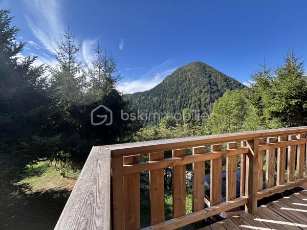 Amoureux de la nature et de l’authenticité, ce chalet est fait pour vous !

À Aillon-le-Jeune, niché dans un véritable écrin de verdure, venez découvrir ce charmant chalet offrant 78 m² habitables, soit 70,22 m² Loi Carrez, implanté sur une magnifique parcelle arborée de 1 018 m², avec une vue imprenable sur les montagnes.

Orienté plein sud, ce chalet bénéficie d’un environnement privilégié, au calme et à deux pas du cœur du village. 
Un véritable cocon où l’on profite pleinement de la nature et des paysages environnants.

Un chalet chaleureux et fonctionnel qui se compose :

Au sous-sol :
Un grand sas d’entrée de 14,74 m²
Deux belles chambres
Une première salle d’eau avec WC

À l’étage :
Une charmante pièce de vie de 25,68 m², composée d’une cuisine équipée ouverte sur le séjour, un coin salon. 
Le tout donne sur un balcon de 10,89 m² exposé sud, offrant une belle vue sur les montagnes et une jolie terrasse de 21,29 m² exposée est, idéale pour profiter des extérieurs à différents moments de la journée.
Une jolie 3ème chambre
Une deuxième salle d’eau avec WC
La pièce de vie est complétée par une mezzanine de 6,47 m² au sol, offrant un espace supplémentaire pouvant être aménagé selon vos envies.

Le chalet dispose également d’un garage de 12,68 m².

Confort et équipements
Chauffage électrique
En complément : poêle à bois dans la pièce de vie
Double vitrage sur l’ensemble du chalet
Parcelle arborée de 1 018 m²
Orientation sud
Balcon et terrasse
Vue dégagée et imprenable sur les montagnes

Un véritable cocon au cœur de la nature

Avec son environnement verdoyant, son terrain arboré, ses espaces extérieurs, son ambiance chaleureuse et sa magnifique vue sur les montagnes, ce chalet offre un cadre de vie particulièrement agréable.
Et pourtant, vous restez à proximité des principaux pôles urbains :

📍 30 minutes de Chambéry
📍 35 minutes d’Aix-les-Bains
📍 40 minutes d’Annecy