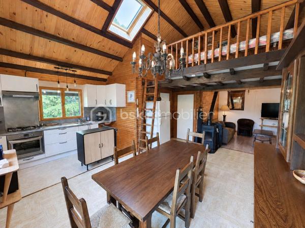 Amoureux de la nature et de l’authenticité, ce chalet est fait pour vous !

À Aillon-le-Jeune, niché dans un véritable écrin de verdure, venez découvrir ce charmant chalet offrant 78 m² habitables, soit 70,22 m² Loi Carrez, implanté sur une magnifique parcelle arborée de 1 018 m², avec une vue imprenable sur les montagnes.

Orienté plein sud, ce chalet bénéficie d’un environnement privilégié, au calme et à deux pas du cœur du village. 
Un véritable cocon où l’on profite pleinement de la nature et des paysages environnants.

Un chalet chaleureux et fonctionnel qui se compose :

Au sous-sol :
Un grand sas d’entrée de 14,74 m²
Deux belles chambres
Une première salle d’eau avec WC

À l’étage :
Une charmante pièce de vie de 25,68 m², composée d’une cuisine équipée ouverte sur le séjour, un coin salon. 
Le tout donne sur un balcon de 10,89 m² exposé sud, offrant une belle vue sur les montagnes et une jolie terrasse de 21,29 m² exposée est, idéale pour profiter des extérieurs à différents moments de la journée.
Une jolie 3ème chambre
Une deuxième salle d’eau avec WC
La pièce de vie est complétée par une mezzanine de 6,47 m² au sol, offrant un espace supplémentaire pouvant être aménagé selon vos envies.

Le chalet dispose également d’un garage de 12,68 m².

Confort et équipements
Chauffage électrique
En complément : poêle à bois dans la pièce de vie
Double vitrage sur l’ensemble du chalet
Parcelle arborée de 1 018 m²
Orientation sud
Balcon et terrasse
Vue dégagée et imprenable sur les montagnes

Un véritable cocon au cœur de la nature

Avec son environnement verdoyant, son terrain arboré, ses espaces extérieurs, son ambiance chaleureuse et sa magnifique vue sur les montagnes, ce chalet offre un cadre de vie particulièrement agréable.
Et pourtant, vous restez à proximité des principaux pôles urbains :

📍 30 minutes de Chambéry
📍 35 minutes d’Aix-les-Bains
📍 40 minutes d’Annecy