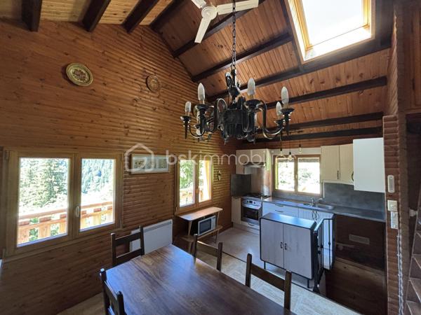 Amoureux de la nature et de l’authenticité, ce chalet est fait pour vous !

À Aillon-le-Jeune, niché dans un véritable écrin de verdure, venez découvrir ce charmant chalet offrant 78 m² habitables, soit 70,22 m² Loi Carrez, implanté sur une magnifique parcelle arborée de 1 018 m², avec une vue imprenable sur les montagnes.

Orienté plein sud, ce chalet bénéficie d’un environnement privilégié, au calme et à deux pas du cœur du village. 
Un véritable cocon où l’on profite pleinement de la nature et des paysages environnants.

Un chalet chaleureux et fonctionnel qui se compose :

Au sous-sol :
Un grand sas d’entrée de 14,74 m²
Deux belles chambres
Une première salle d’eau avec WC

À l’étage :
Une charmante pièce de vie de 25,68 m², composée d’une cuisine équipée ouverte sur le séjour, un coin salon. 
Le tout donne sur un balcon de 10,89 m² exposé sud, offrant une belle vue sur les montagnes et une jolie terrasse de 21,29 m² exposée est, idéale pour profiter des extérieurs à différents moments de la journée.
Une jolie 3ème chambre
Une deuxième salle d’eau avec WC
La pièce de vie est complétée par une mezzanine de 6,47 m² au sol, offrant un espace supplémentaire pouvant être aménagé selon vos envies.

Le chalet dispose également d’un garage de 12,68 m².

Confort et équipements
Chauffage électrique
En complément : poêle à bois dans la pièce de vie
Double vitrage sur l’ensemble du chalet
Parcelle arborée de 1 018 m²
Orientation sud
Balcon et terrasse
Vue dégagée et imprenable sur les montagnes

Un véritable cocon au cœur de la nature

Avec son environnement verdoyant, son terrain arboré, ses espaces extérieurs, son ambiance chaleureuse et sa magnifique vue sur les montagnes, ce chalet offre un cadre de vie particulièrement agréable.
Et pourtant, vous restez à proximité des principaux pôles urbains :

📍 30 minutes de Chambéry
📍 35 minutes d’Aix-les-Bains
📍 40 minutes d’Annecy