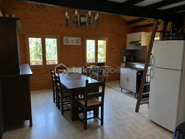 Amoureux de la nature et de l’authenticité, ce chalet est fait pour vous !

À Aillon-le-Jeune, niché dans un véritable écrin de verdure, venez découvrir ce charmant chalet offrant 78 m² habitables, soit 70,22 m² Loi Carrez, implanté sur une magnifique parcelle arborée de 1 018 m², avec une vue imprenable sur les montagnes.

Orienté plein sud, ce chalet bénéficie d’un environnement privilégié, au calme et à deux pas du cœur du village. 
Un véritable cocon où l’on profite pleinement de la nature et des paysages environnants.

Un chalet chaleureux et fonctionnel qui se compose :

Au sous-sol :
Un grand sas d’entrée de 14,74 m²
Deux belles chambres
Une première salle d’eau avec WC

À l’étage :
Une charmante pièce de vie de 25,68 m², composée d’une cuisine équipée ouverte sur le séjour, un coin salon. 
Le tout donne sur un balcon de 10,89 m² exposé sud, offrant une belle vue sur les montagnes et une jolie terrasse de 21,29 m² exposée est, idéale pour profiter des extérieurs à différents moments de la journée.
Une jolie 3ème chambre
Une deuxième salle d’eau avec WC
La pièce de vie est complétée par une mezzanine de 6,47 m² au sol, offrant un espace supplémentaire pouvant être aménagé selon vos envies.

Le chalet dispose également d’un garage de 12,68 m².

Confort et équipements
Chauffage électrique
En complément : poêle à bois dans la pièce de vie
Double vitrage sur l’ensemble du chalet
Parcelle arborée de 1 018 m²
Orientation sud
Balcon et terrasse
Vue dégagée et imprenable sur les montagnes

Un véritable cocon au cœur de la nature

Avec son environnement verdoyant, son terrain arboré, ses espaces extérieurs, son ambiance chaleureuse et sa magnifique vue sur les montagnes, ce chalet offre un cadre de vie particulièrement agréable.
Et pourtant, vous restez à proximité des principaux pôles urbains :

📍 30 minutes de Chambéry
📍 35 minutes d’Aix-les-Bains
📍 40 minutes d’Annecy