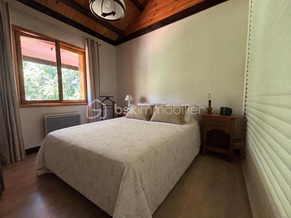 Amoureux de la nature et de l’authenticité, ce chalet est fait pour vous !

À Aillon-le-Jeune, niché dans un véritable écrin de verdure, venez découvrir ce charmant chalet offrant 78 m² habitables, soit 70,22 m² Loi Carrez, implanté sur une magnifique parcelle arborée de 1 018 m², avec une vue imprenable sur les montagnes.

Orienté plein sud, ce chalet bénéficie d’un environnement privilégié, au calme et à deux pas du cœur du village. 
Un véritable cocon où l’on profite pleinement de la nature et des paysages environnants.

Un chalet chaleureux et fonctionnel qui se compose :

Au sous-sol :
Un grand sas d’entrée de 14,74 m²
Deux belles chambres
Une première salle d’eau avec WC

À l’étage :
Une charmante pièce de vie de 25,68 m², composée d’une cuisine équipée ouverte sur le séjour, un coin salon. 
Le tout donne sur un balcon de 10,89 m² exposé sud, offrant une belle vue sur les montagnes et une jolie terrasse de 21,29 m² exposée est, idéale pour profiter des extérieurs à différents moments de la journée.
Une jolie 3ème chambre
Une deuxième salle d’eau avec WC
La pièce de vie est complétée par une mezzanine de 6,47 m² au sol, offrant un espace supplémentaire pouvant être aménagé selon vos envies.

Le chalet dispose également d’un garage de 12,68 m².

Confort et équipements
Chauffage électrique
En complément : poêle à bois dans la pièce de vie
Double vitrage sur l’ensemble du chalet
Parcelle arborée de 1 018 m²
Orientation sud
Balcon et terrasse
Vue dégagée et imprenable sur les montagnes

Un véritable cocon au cœur de la nature

Avec son environnement verdoyant, son terrain arboré, ses espaces extérieurs, son ambiance chaleureuse et sa magnifique vue sur les montagnes, ce chalet offre un cadre de vie particulièrement agréable.
Et pourtant, vous restez à proximité des principaux pôles urbains :

📍 30 minutes de Chambéry
📍 35 minutes d’Aix-les-Bains
📍 40 minutes d’Annecy
