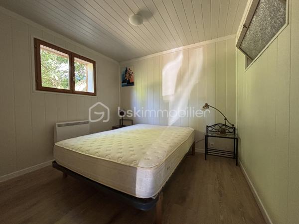 Amoureux de la nature et de l’authenticité, ce chalet est fait pour vous !

À Aillon-le-Jeune, niché dans un véritable écrin de verdure, venez découvrir ce charmant chalet offrant 78 m² habitables, soit 70,22 m² Loi Carrez, implanté sur une magnifique parcelle arborée de 1 018 m², avec une vue imprenable sur les montagnes.

Orienté plein sud, ce chalet bénéficie d’un environnement privilégié, au calme et à deux pas du cœur du village. 
Un véritable cocon où l’on profite pleinement de la nature et des paysages environnants.

Un chalet chaleureux et fonctionnel qui se compose :

Au sous-sol :
Un grand sas d’entrée de 14,74 m²
Deux belles chambres
Une première salle d’eau avec WC

À l’étage :
Une charmante pièce de vie de 25,68 m², composée d’une cuisine équipée ouverte sur le séjour, un coin salon. 
Le tout donne sur un balcon de 10,89 m² exposé sud, offrant une belle vue sur les montagnes et une jolie terrasse de 21,29 m² exposée est, idéale pour profiter des extérieurs à différents moments de la journée.
Une jolie 3ème chambre
Une deuxième salle d’eau avec WC
La pièce de vie est complétée par une mezzanine de 6,47 m² au sol, offrant un espace supplémentaire pouvant être aménagé selon vos envies.

Le chalet dispose également d’un garage de 12,68 m².

Confort et équipements
Chauffage électrique
En complément : poêle à bois dans la pièce de vie
Double vitrage sur l’ensemble du chalet
Parcelle arborée de 1 018 m²
Orientation sud
Balcon et terrasse
Vue dégagée et imprenable sur les montagnes

Un véritable cocon au cœur de la nature

Avec son environnement verdoyant, son terrain arboré, ses espaces extérieurs, son ambiance chaleureuse et sa magnifique vue sur les montagnes, ce chalet offre un cadre de vie particulièrement agréable.
Et pourtant, vous restez à proximité des principaux pôles urbains :

📍 30 minutes de Chambéry
📍 35 minutes d’Aix-les-Bains
📍 40 minutes d’Annecy