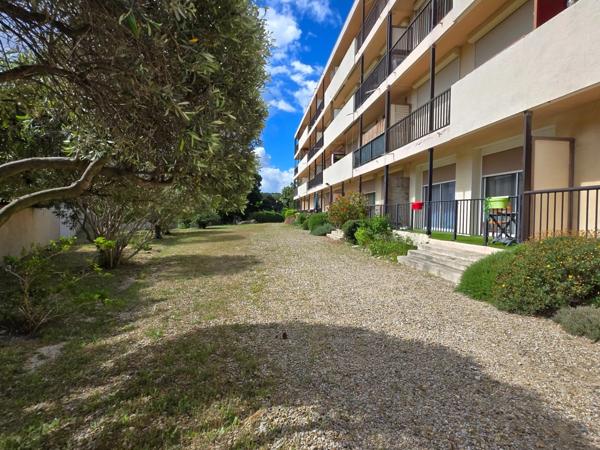Istres : Appartement T2 Rénové avec Balcon - Calme et proche de la plage !