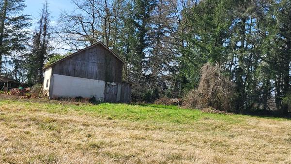 24130  Entre  Bergerac et Mussidan Grange bois   sur parcelles de 5900 m²  environ