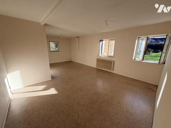 Vente SAINT GERVAIS EN VALLIERE ensemble 2 bâtiments 3 logements 155 m² dépendances terrain 2800 m² 