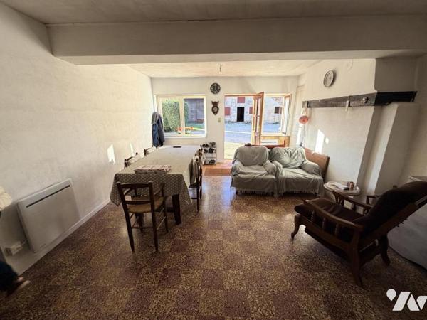 Vente SAINT GERVAIS EN VALLIERE ensemble 2 bâtiments 3 logements 155 m² dépendances terrain 2800 m² 