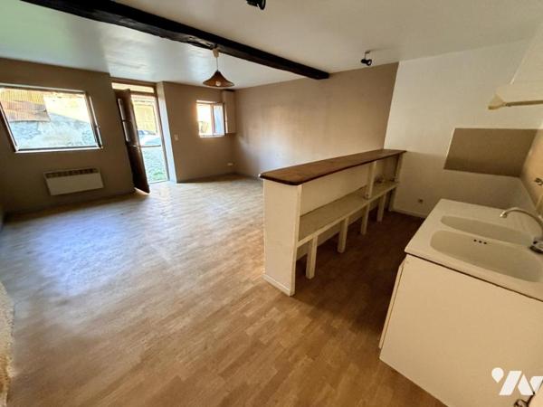 Vente SAINT GERVAIS EN VALLIERE ensemble 2 bâtiments 3 logements 155 m² dépendances terrain 2800 m² 