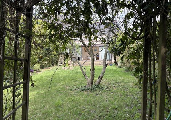 Maison familiale 142 m² avec jardin, garage et potentiel de surélévation