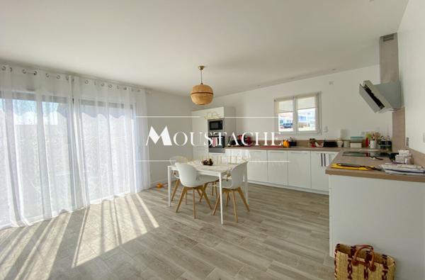 MAISON DE PLAIN-PIED CONTEMPORAINE 2022 - À PROXIMITÉ DU CENTRE-VILLE -