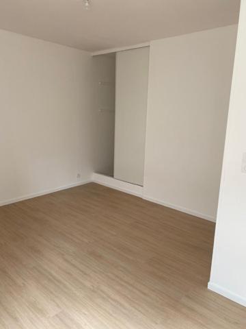 A LOUER APPARTEMENT EN DUPLEX DEUX CHAMBRES A ST QUENTIN 02100