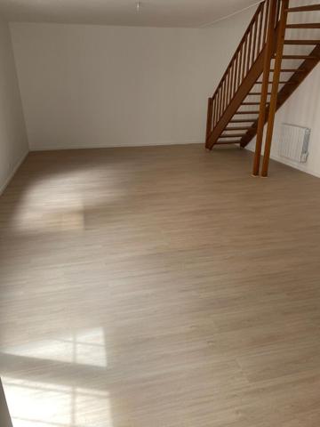 A LOUER APPARTEMENT EN DUPLEX DEUX CHAMBRES A ST QUENTIN 02100