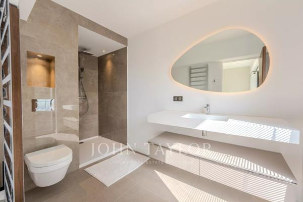 Villa contemporaine d’exception dans le secteur très recherché de Biot – Bois Fleuri