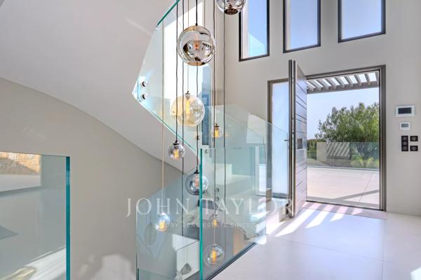 Villa contemporaine d’exception dans le secteur très recherché de Biot – Bois Fleuri