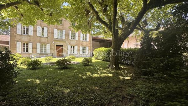 Coup de coeur assuré pour cette propriété familiale de 241 m² habitables, offrant séjour avec cheminée, salon, cuisine aménagée, 6 chambres, 2 salles de bains, salle d'eau. Cave, cellier, combles aménageables, dépendances. 
Grange, box à chevaux à restaurer. Poêle à granulés. 
Le tout sur un terrain arboré de 10 000 m². Travaux de rafraîchissement à prévoir. 
A découvrir !