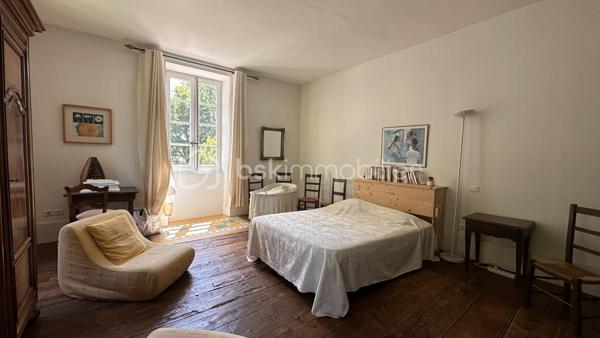 Coup de coeur assuré pour cette propriété familiale de 241 m² habitables, offrant séjour avec cheminée, salon, cuisine aménagée, 6 chambres, 2 salles de bains, salle d'eau. Cave, cellier, combles aménageables, dépendances. 
Grange, box à chevaux à restaurer. Poêle à granulés. 
Le tout sur un terrain arboré de 10 000 m². Travaux de rafraîchissement à prévoir. 
A découvrir !