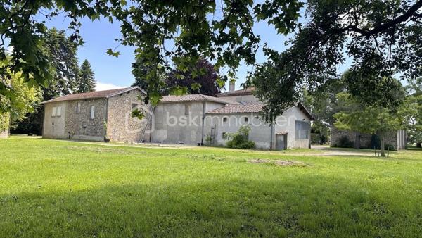Coup de coeur assuré pour cette propriété familiale de 241 m² habitables, offrant séjour avec cheminée, salon, cuisine aménagée, 6 chambres, 2 salles de bains, salle d'eau. Cave, cellier, combles aménageables, dépendances. 
Grange, box à chevaux à restaurer. Poêle à granulés. 
Le tout sur un terrain arboré de 10 000 m². Travaux de rafraîchissement à prévoir. 
A découvrir !
