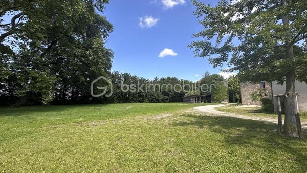 Coup de coeur assuré pour cette propriété familiale de 241 m² habitables, offrant séjour avec cheminée, salon, cuisine aménagée, 6 chambres, 2 salles de bains, salle d'eau. Cave, cellier, combles aménageables, dépendances. 
Grange, box à chevaux à restaurer. Poêle à granulés. 
Le tout sur un terrain arboré de 10 000 m². Travaux de rafraîchissement à prévoir. 
A découvrir !