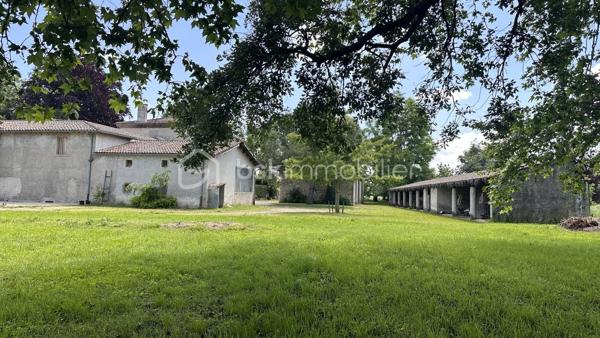 Coup de coeur assuré pour cette propriété familiale de 241 m² habitables, offrant séjour avec cheminée, salon, cuisine aménagée, 6 chambres, 2 salles de bains, salle d'eau. Cave, cellier, combles aménageables, dépendances. 
Grange, box à chevaux à restaurer. Poêle à granulés. 
Le tout sur un terrain arboré de 10 000 m². Travaux de rafraîchissement à prévoir. 
A découvrir !