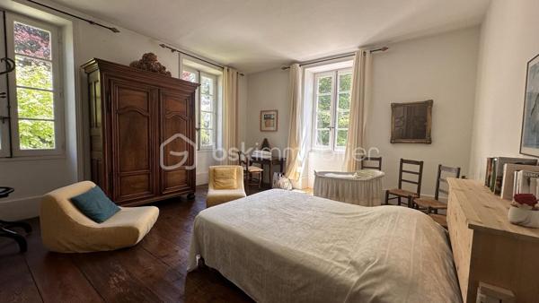 Coup de coeur assuré pour cette propriété familiale de 241 m² habitables, offrant séjour avec cheminée, salon, cuisine aménagée, 6 chambres, 2 salles de bains, salle d'eau. Cave, cellier, combles aménageables, dépendances. 
Grange, box à chevaux à restaurer. Poêle à granulés. 
Le tout sur un terrain arboré de 10 000 m². Travaux de rafraîchissement à prévoir. 
A découvrir !