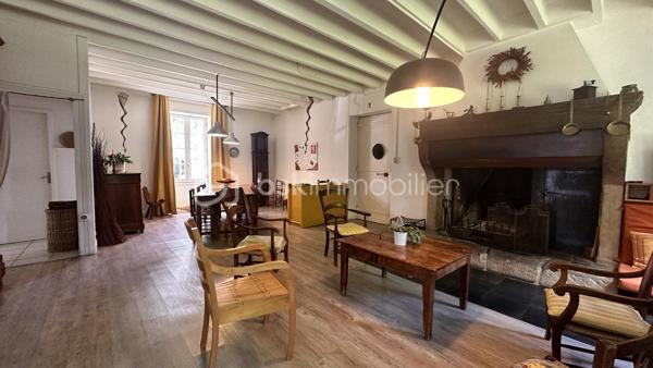 Coup de coeur assuré pour cette propriété familiale de 241 m² habitables, offrant séjour avec cheminée, salon, cuisine aménagée, 6 chambres, 2 salles de bains, salle d'eau. Cave, cellier, combles aménageables, dépendances. 
Grange, box à chevaux à restaurer. Poêle à granulés. 
Le tout sur un terrain arboré de 10 000 m². Travaux de rafraîchissement à prévoir. 
A découvrir !
