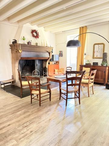 Coup de coeur assuré pour cette propriété familiale de 241 m² habitables, offrant séjour avec cheminée, salon, cuisine aménagée, 6 chambres, 2 salles de bains, salle d'eau. Cave, cellier, combles aménageables, dépendances. 
Grange, box à chevaux à restaurer. Poêle à granulés. 
Le tout sur un terrain arboré de 10 000 m². Travaux de rafraîchissement à prévoir. 
A découvrir !