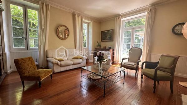 Coup de coeur assuré pour cette propriété familiale de 241 m² habitables, offrant séjour avec cheminée, salon, cuisine aménagée, 6 chambres, 2 salles de bains, salle d'eau. Cave, cellier, combles aménageables, dépendances. 
Grange, box à chevaux à restaurer. Poêle à granulés. 
Le tout sur un terrain arboré de 10 000 m². Travaux de rafraîchissement à prévoir. 
A découvrir !