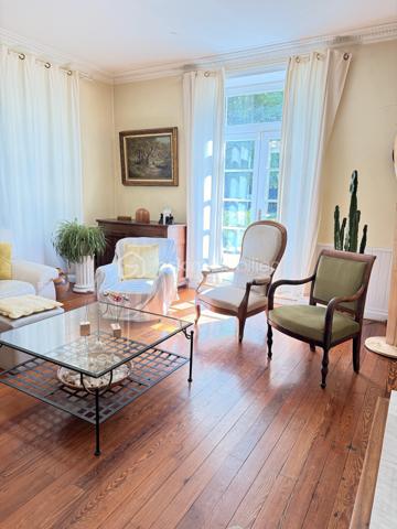 Coup de coeur assuré pour cette propriété familiale de 241 m² habitables, offrant séjour avec cheminée, salon, cuisine aménagée, 6 chambres, 2 salles de bains, salle d'eau. Cave, cellier, combles aménageables, dépendances. 
Grange, box à chevaux à restaurer. Poêle à granulés. 
Le tout sur un terrain arboré de 10 000 m². Travaux de rafraîchissement à prévoir. 
A découvrir !