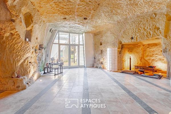 Maison de caractère avec troglodyte et accès Loire