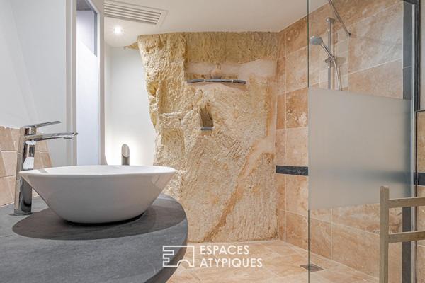 Maison de caractère avec troglodyte et accès Loire