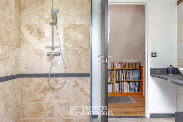 Maison de caractère avec troglodyte et accès Loire