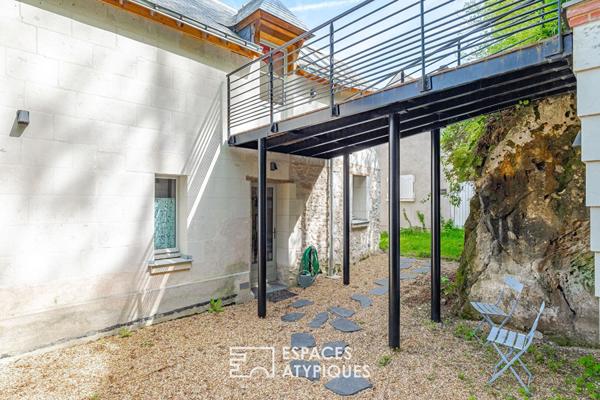 Maison de caractère avec troglodyte et accès Loire