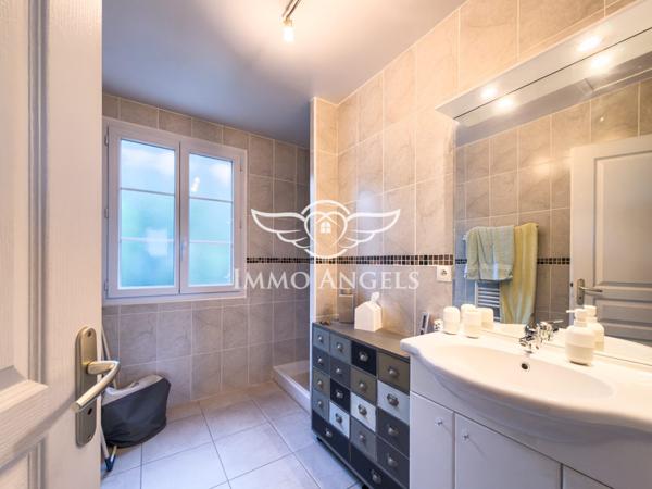 Maison T4, 116 m2  avec piscine, au calme absolu.