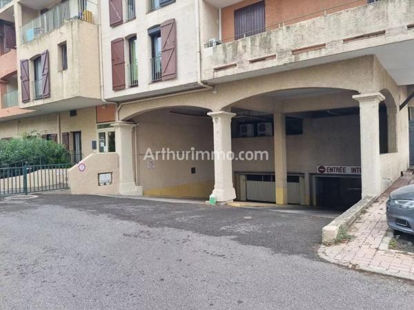 Location                                                      Parking
                        
                                         12 m2                     à Sainte-Maxime