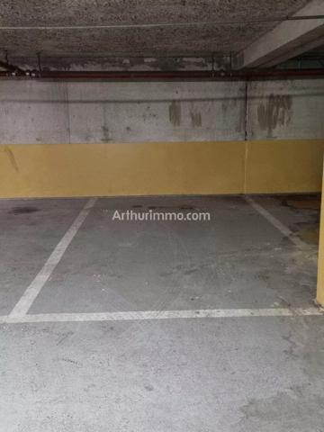 Location                                                      Parking
                        
                                         12 m2                     à Sainte-Maxime