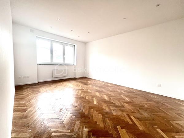 Dans un environnement paisible et agréable, découvrez cet appartement entièrement rénové, alliant confort moderne et luminosité.

Ce bel appartement se compose d’une entrée, desservant deux belles chambres, d’un espace séjour/salle à manger , d’une cuisine équipée pouvant s’ouvrir sur le séjour pour créer une belle pièce de vie, ainsi qu’une salle d’eau contemporaine avec WC et douche à l’italienne.
Le charme de l’ancien se mêle au confort moderne grâce à un beau parquet en chevron, une belle hauteur sous plafond et des fenêtres en double vitrage.

Au sous-sol, une cave privative avec arrivée d’eau permet l’installation d’une machine à laver et offre un espace fonctionnel très pratique. 
L’appartement bénéficie également d’une place de parking privé.

La copropriété se compose uniquement de 4 logements avec un syndic bénévole,  avec de faibles charges (30 €/mois). 
Écoles, collège et lycée se trouvent à proximité, ainsi que les axes autoroutiers et les transports en commun.

Un bien clé en main, chaleureux et fonctionnel, qui saura séduire aussi bien les primo-accédants que les investisseurs.

Contactez-moi dès aujourd’hui pour organiser une visite !