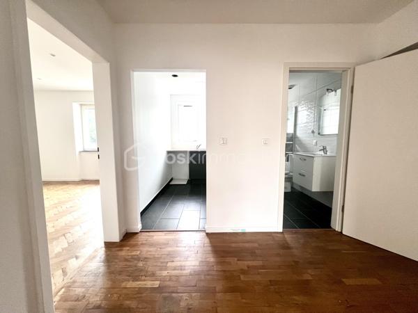 Dans un environnement paisible et agréable, découvrez cet appartement entièrement rénové, alliant confort moderne et luminosité.

Ce bel appartement se compose d’une entrée, desservant deux belles chambres, d’un espace séjour/salle à manger , d’une cuisine équipée pouvant s’ouvrir sur le séjour pour créer une belle pièce de vie, ainsi qu’une salle d’eau contemporaine avec WC et douche à l’italienne.
Le charme de l’ancien se mêle au confort moderne grâce à un beau parquet en chevron, une belle hauteur sous plafond et des fenêtres en double vitrage.

Au sous-sol, une cave privative avec arrivée d’eau permet l’installation d’une machine à laver et offre un espace fonctionnel très pratique. 
L’appartement bénéficie également d’une place de parking privé.

La copropriété se compose uniquement de 4 logements avec un syndic bénévole,  avec de faibles charges (30 €/mois). 
Écoles, collège et lycée se trouvent à proximité, ainsi que les axes autoroutiers et les transports en commun.

Un bien clé en main, chaleureux et fonctionnel, qui saura séduire aussi bien les primo-accédants que les investisseurs.

Contactez-moi dès aujourd’hui pour organiser une visite !