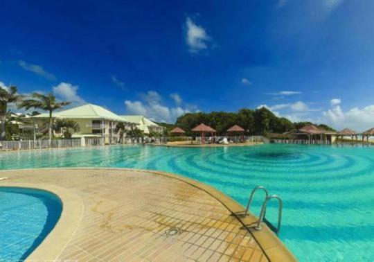 T2  Anse des Rochers - Rez de jardin - Côté mer - Vue piscine - Meublé