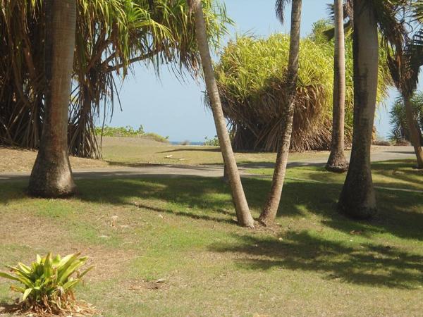 T2  Anse des Rochers - Rez de jardin - Côté mer - Vue piscine - Meublé
