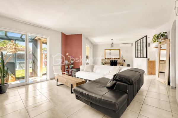 Située sur la commune très recherchée de Plaisance-du-Touch (31830), découvrez cette agréable maison individuelle T5 construite en 2012, implantée sur une belle parcelle de 652 m², offrant de superbes prestations et un confort de vie idéal pour toute la famille.


Les Atouts du Bien

* Terrain : 652 m²
* Superficie habitable : 119m2 
* Consommation énergétique exemplaire : Classée DPE B (très économe en énergie) 
* Excellents équipements : Chauffage par pompe à chaleur (air/eau) sur plancher chauffant + poêle à bois (Label Flamme Verte) + panneaux solaires thermiques pour l'eau chaude sanitaire. 
* Confort d'été : Climatisation via pompe à chaleur air/air.   
Description Intérieure
La maison propose un aménagement fluide et fonctionnel de plain-pied :
* Espace de vie : Un lumineux séjour avec de belles ouvertures, une cuisine aménagée et une véranda agréable donnant sur l'extérieur.   
* Côté nuit : 3 chambres spacieuses avec parquet flottant, dont une suite parentale avec un dressing et salle d’eau.   
* Salles d'eau : Une salle de bains et une salle d'eau, offrant un confort optimal au quotidien.   
* Commodités : Un WC indépendant, une entrée avec rangements et un dégagement.   

Espaces Extérieurs & Dépendances

Profitez pleinement du jardin de 652 m² et des aménagements extérieurs complets :
* SPA & Détente : Un espace Pool house convivial avec SPA   
* Stationnement & Stockage : Un garage de 16 m² avec remise, un abri voiture (carport) ainsi qu'un abri de jardin et un puit avec arrosage intégré   

Informations Techniques & Diagnostics
* DPE : Classe B / GES : A