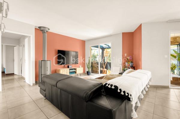 Située sur la commune très recherchée de Plaisance-du-Touch (31830), découvrez cette agréable maison individuelle T5 construite en 2012, implantée sur une belle parcelle de 652 m², offrant de superbes prestations et un confort de vie idéal pour toute la famille.


Les Atouts du Bien

* Terrain : 652 m²
* Superficie habitable : 119m2 
* Consommation énergétique exemplaire : Classée DPE B (très économe en énergie) 
* Excellents équipements : Chauffage par pompe à chaleur (air/eau) sur plancher chauffant + poêle à bois (Label Flamme Verte) + panneaux solaires thermiques pour l'eau chaude sanitaire. 
* Confort d'été : Climatisation via pompe à chaleur air/air.   
Description Intérieure
La maison propose un aménagement fluide et fonctionnel de plain-pied :
* Espace de vie : Un lumineux séjour avec de belles ouvertures, une cuisine aménagée et une véranda agréable donnant sur l'extérieur.   
* Côté nuit : 3 chambres spacieuses avec parquet flottant, dont une suite parentale avec un dressing et salle d’eau.   
* Salles d'eau : Une salle de bains et une salle d'eau, offrant un confort optimal au quotidien.   
* Commodités : Un WC indépendant, une entrée avec rangements et un dégagement.   

Espaces Extérieurs & Dépendances

Profitez pleinement du jardin de 652 m² et des aménagements extérieurs complets :
* SPA & Détente : Un espace Pool house convivial avec SPA   
* Stationnement & Stockage : Un garage de 16 m² avec remise, un abri voiture (carport) ainsi qu'un abri de jardin et un puit avec arrosage intégré   

Informations Techniques & Diagnostics
* DPE : Classe B / GES : A