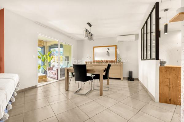 Située sur la commune très recherchée de Plaisance-du-Touch (31830), découvrez cette agréable maison individuelle T5 construite en 2012, implantée sur une belle parcelle de 652 m², offrant de superbes prestations et un confort de vie idéal pour toute la famille.


Les Atouts du Bien

* Terrain : 652 m²
* Superficie habitable : 119m2 
* Consommation énergétique exemplaire : Classée DPE B (très économe en énergie) 
* Excellents équipements : Chauffage par pompe à chaleur (air/eau) sur plancher chauffant + poêle à bois (Label Flamme Verte) + panneaux solaires thermiques pour l'eau chaude sanitaire. 
* Confort d'été : Climatisation via pompe à chaleur air/air.   
Description Intérieure
La maison propose un aménagement fluide et fonctionnel de plain-pied :
* Espace de vie : Un lumineux séjour avec de belles ouvertures, une cuisine aménagée et une véranda agréable donnant sur l'extérieur.   
* Côté nuit : 3 chambres spacieuses avec parquet flottant, dont une suite parentale avec un dressing et salle d’eau.   
* Salles d'eau : Une salle de bains et une salle d'eau, offrant un confort optimal au quotidien.   
* Commodités : Un WC indépendant, une entrée avec rangements et un dégagement.   

Espaces Extérieurs & Dépendances

Profitez pleinement du jardin de 652 m² et des aménagements extérieurs complets :
* SPA & Détente : Un espace Pool house convivial avec SPA   
* Stationnement & Stockage : Un garage de 16 m² avec remise, un abri voiture (carport) ainsi qu'un abri de jardin et un puit avec arrosage intégré   

Informations Techniques & Diagnostics
* DPE : Classe B / GES : A